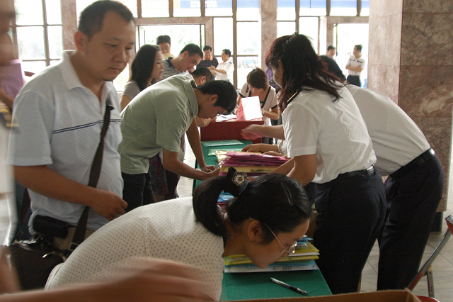 1020--参加大会企业、人员络绎不绝.jpg